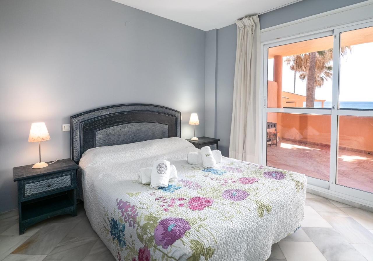 Fantastic Beachfront Apartment เอสเตโปนา ภายนอก รูปภาพ
