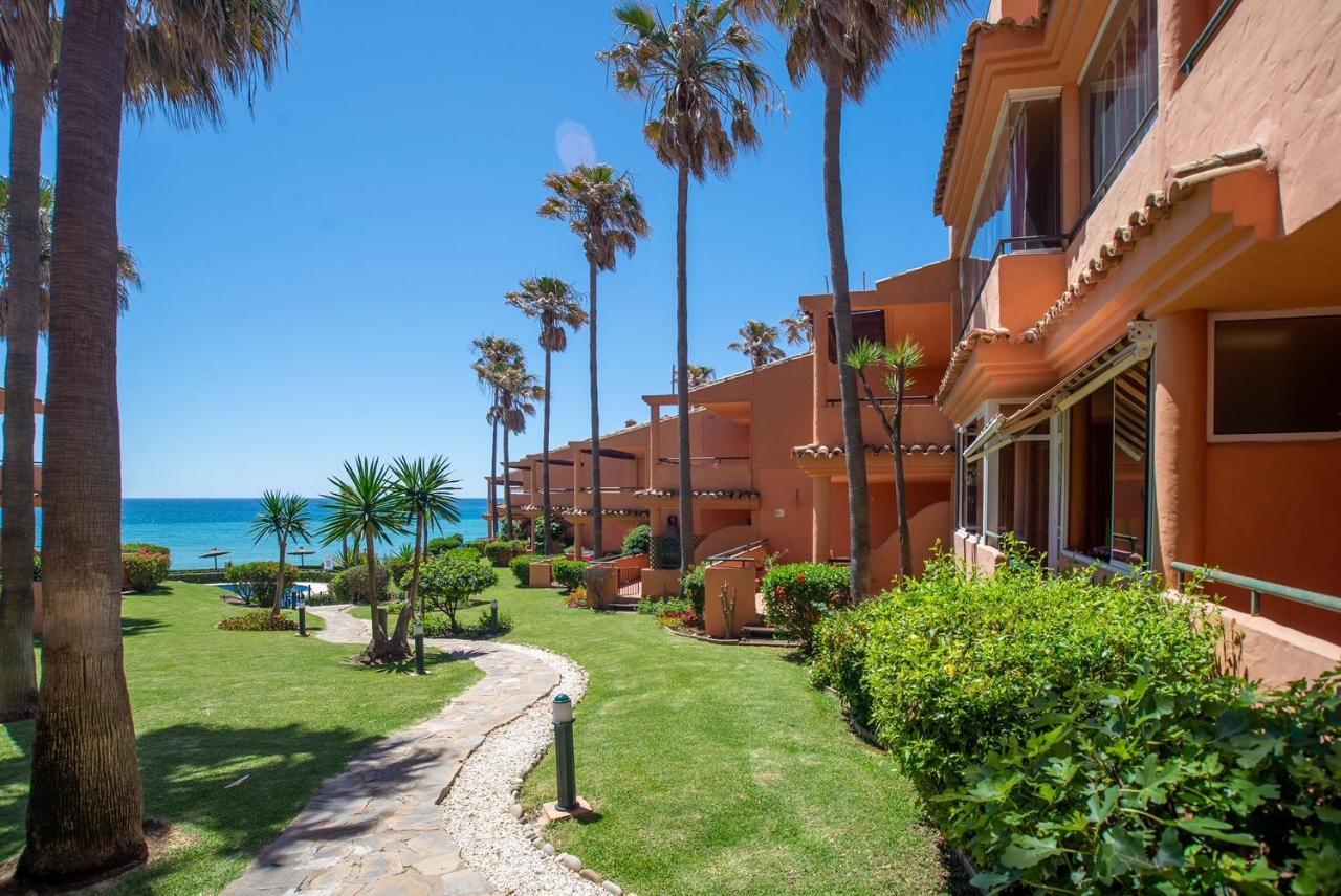Fantastic Beachfront Apartment เอสเตโปนา ภายนอก รูปภาพ